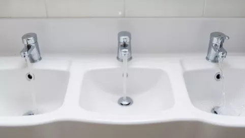 Jak dobrać baterię do umywalki długość wylewki