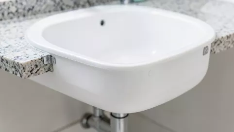 montaż umywalki podblatowej