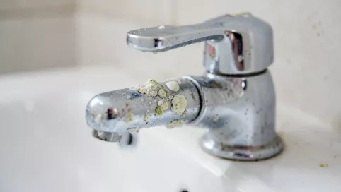 Bateria umywalkowa ciężko chodzi