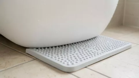 Co podlozyc pod wannę