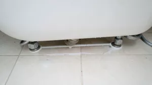 Czy pod wanną kładzie się płytki