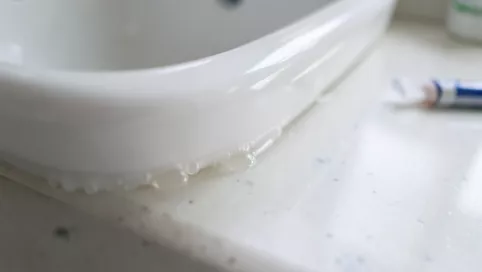 Czym przykleić umywalkę do blatu