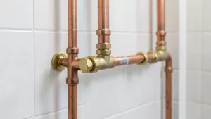 instalacja armatury łazienkowej