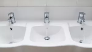 Jak dobrać baterię do umywalki długość wylewki