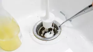 Jak odetkać odpływ w wannie