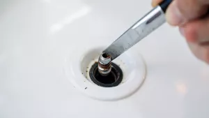 Jak odkręcić odpływ w wannie