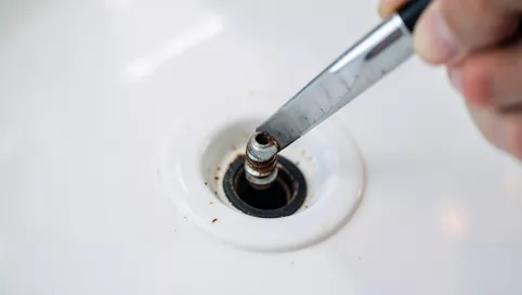 Jak odkręcić odpływ w wannie