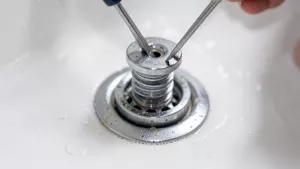 Jak odkręcić sitko w wannie