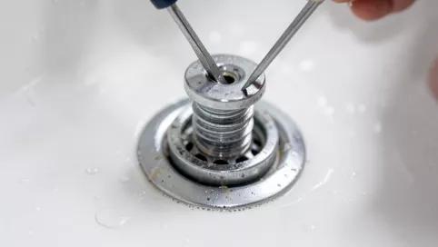 Jak odkręcić sitko w wannie