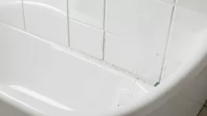 Jak położyć płytki na wannie