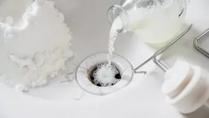 Jak udrożnić odpływ w wannie domowym sposobem