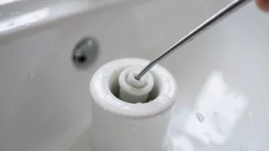 Jak wyjąć korek z wanny