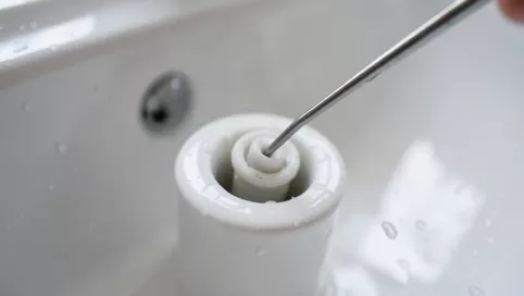 Jak wyjąć korek z wanny