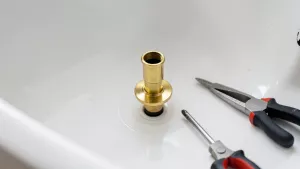 Jak wymienić przelew w wannie