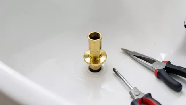 Jak wymienić przelew w wannie