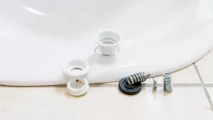 jak zamontować korek klik klak w umywalce