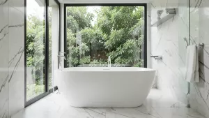 Łazienka z oknem i wanną