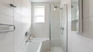 Mała łazienka z wanną i prysznicem