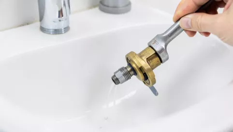 montaż korka automatycznego do umywalki