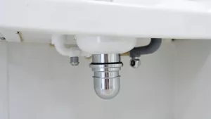 montaż syfonu do umywalki