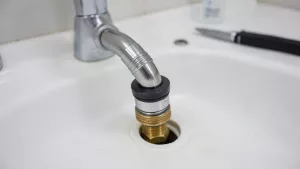 montaż syfonu umywalki z korkiem automatycznym