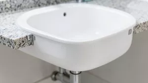 montaż umywalki podblatowej