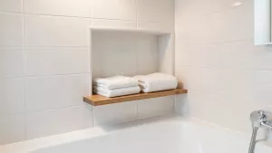 Półka w ścianie nad wanną na jakiej wysokości